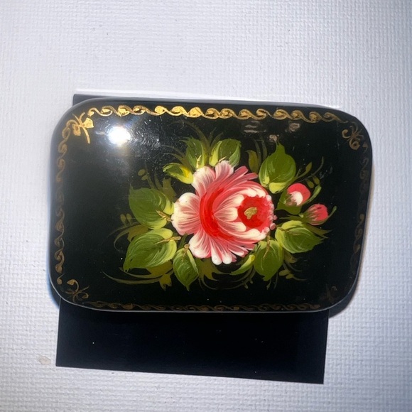 ♦️ Vintage Russian hand-painted lacquer brooch featuring a floral design. Used - Picture 2 of 3